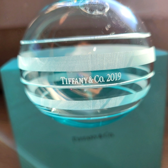 Authentic Tiffany & Co. 2019 Crystal Glass Ribbon Stripe Ball Ornament - Picture 6 of 9